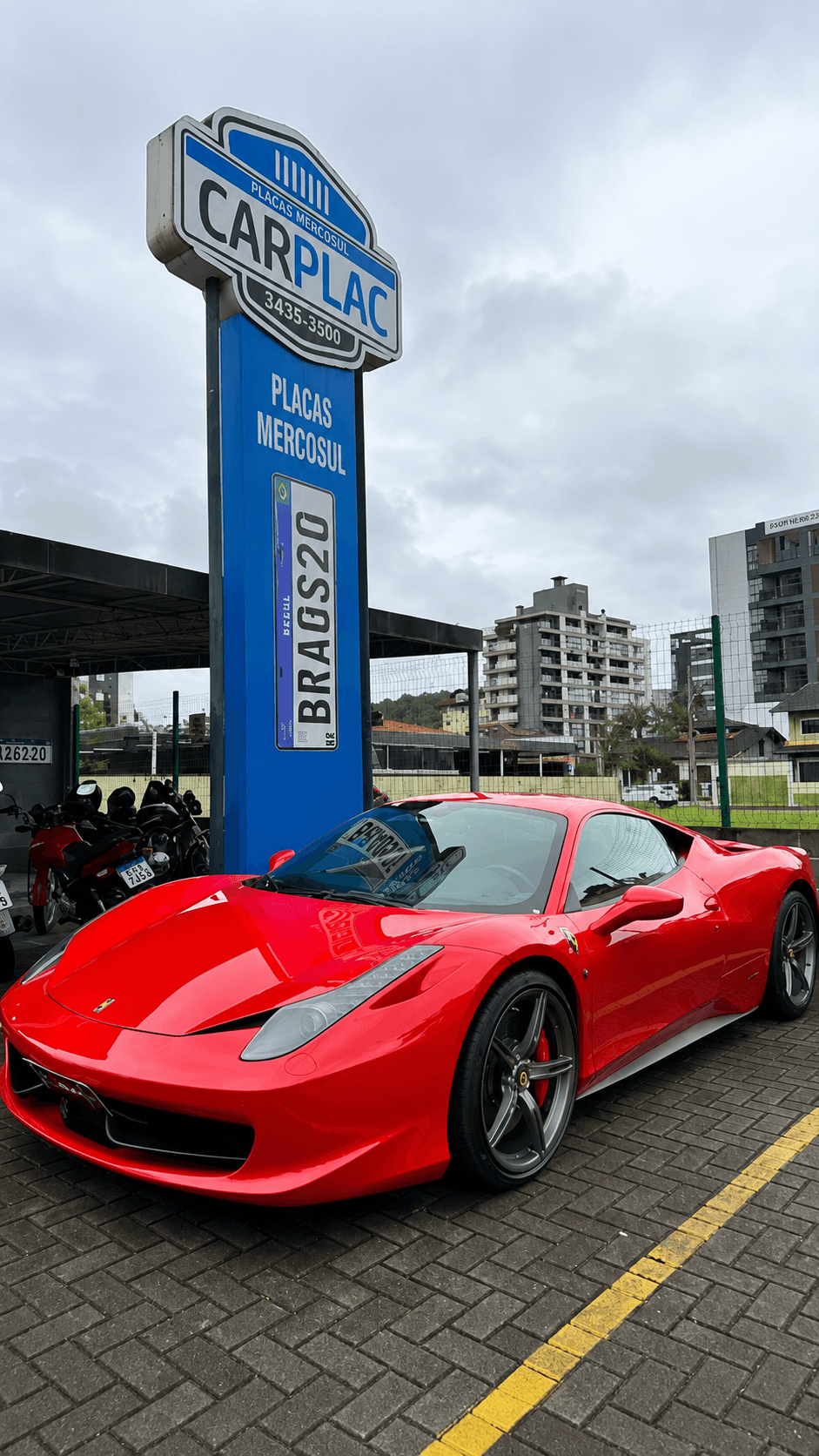 Ferrari emplacada com placa Mercosul na Carplac em Joinville